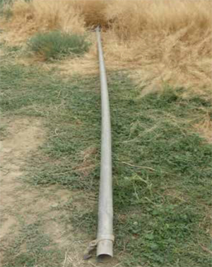 Fotografía de una tubería de riego que entró en contacto con un cable aéreo de electricidad.