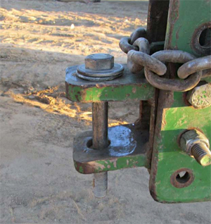 Tornillo usado para conectar al tractor. No se encontró
evidencia de que el tornillo estuviera asegurado en la
parte inferior para prevenir que se soltara. 