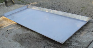 Metal tray with rim