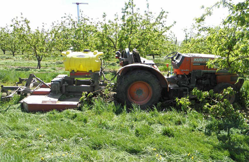 Escena del incidente que muestra el tractor con la podadora que estaba remolcando.