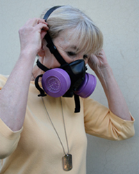 woman putting on respirator